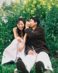 Pin page 안온(安穩)  커플스냅 • 웨딩스냅 • 셀프웨딩 on Instagram: 두 분의 예쁜 미소에 무슨 이야기 나누시는지 저도 궁금해요... 