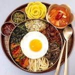 냉동실에 석쇠불고기 뜯어서~ 전자렌지에 휘릭 돌리고 고추다대기 까지 넣고~ 계후 3개 넣어서~ 야무지게 비벼 먹기… | 한식, 요리, 반찬