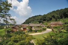 200년 세월의 아름다움과 왕가의 기운을 받으소서! -조선왕가호텔- | House styles, Travel magazines, Mansions