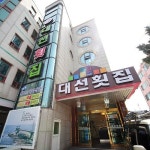 (033) 635-3364 / 강원 속초시 동명동 1-194 / 동명항에 위치한 이곳은 속초일대 많은 횟집 가운데서도 최고의 경관을 자랑하는 곳.... 