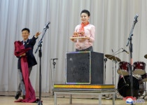 농업근로자들과 농근맹원들의 경축공연 진행 -사동구역 장천남새전문협동농장에서-