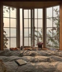 나무로 지어진 바닷가 작은 이층집. 기분 좋은 바람이 불어오는 창을 마주한 침대에 누워 시시각각 변하는 파도와 빛을 보고 있으면 매... 