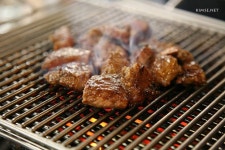 돼지갈비구이(dwaeji-galbi-gui) / Grilled Spareribs  Grilled spareribs, marinated in soy sauce or red chili sauce. | 식품 아이디어... 