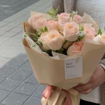 헤츠플라워 on Instagram: “5/14일(토) 로즈데이 🤍 10송이 이상 필요하신분은 미리 예약 부탁드려요 💗”