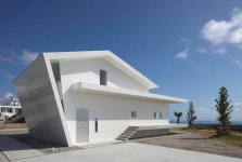 푸른 하늘과 바다에 대비되는 흰색의 청초한 집 | Arch house, House styles, House