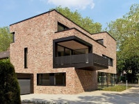 Haus Strathmann Münster | 호미파이 & homify - 2020 | 벽돌 집, 건축 디자인, 벽돌 디자인