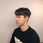 안녕하세요 디자이너 석환입니다😎 . . . 오늘은 간만에 맨즈스타일입니다 요즘 많이들 찾아보시고 오는 애즈펌 디자인입니다✨ 가르마... 