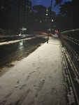 Pin page 눈오는날 집에서 나와 학교가는 길 | Photo, Fashion photo, Sidewalk