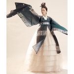 비단빔한복 | 결혼한복 웨딩한복 혼주한복 돌한복 on Instagram: “. . 봄바람에 휘날리는 원삼자락. . . . BIDANBIM…”