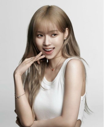 #에스파 #aespa #æspa #카리나 #윈터 #지젤 #닝닝 #KARINA #WINTER #GISELLE #NINGNING | Chopard, Winter photoshoot, Korean winter