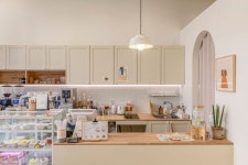 화이트&우드톤 밝은 분위기의 11평 홍대 카페 인테리어 | 커피숍 디자인, 인테리어, 카페 인테리어