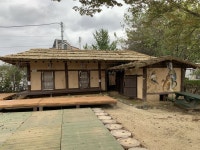 그리고 그 앞에 동이에게 화를 내는 허생원이 보일 것이다.  #충주집 #메밀꽃필무렵 #봉평장 #동이 #허생원 #가산_이효석