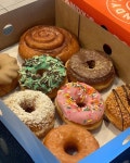 “[제주/애월] 랜디스도넛 진짜 달콤하고 쫄깃해서 최애하는 도넛가게🍩 #버터크럼 이 원픽이었는데 #카라멜코코넛 으로 바뀌었어요... 