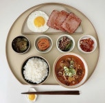 알콩달콩 👧🏻 👦🏻❤️ on Instagram: “#광고 #제품협찬 간단히 차려 먹는 저녁🍚 냉장고에 있는 반찬들 꺼내고 하림 더미식... 
