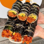 ▫️방배 유미분김밥 ▫️서울 서초구 방배로28길 7 1층 ▫️10:30~20:30 ▫️불어묵김밥 7,500 새우 투움바 떡볶이 13,000 #푸돌핀_방배... 