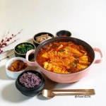 Instagram의 채리맘님: “어제 저녁밥상 입니다 남편이 끓인 삼겹살김치찌개 폭풍칭찬을 하며 맛있게 먹었어요😋😋 다음에 또 해달라는... 