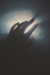 손 틈새로 새어나오는 빛. #gap #chink #light #hand
