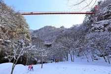 Pin page 눈 덮인 설경이 그려낸 한폭의 겨울 산수화, 전북 순창 강천산 | 한국, 겨울, 눈