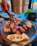 있는 제주공항 근처 신상 흑돼지맛집 정보 드려요.🫴🩷 📒제주도 무지개 해안도로 고기집 #해안돗괴기집제주공항점 … in 2024 | Food