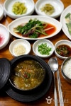 안동 <추어탕> 풋배추를 듬뿍 넣어 단맛을 살리고 양념은 옛날식으로 갈아 넣어 투박한 맛을 전해주는 안동 <추어탕> | Ethnic recipes, Food... 
