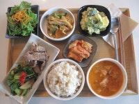 버섯들깨나물, 고스고슬 맛있게 지은 현미밥, 아삭한 김치, 상큼한 양파드레싱   샐러드까지!! 풍성한 오늘의 밥… | 콩비지찌개, 청경채무침, 목살