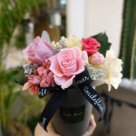 프리저브드플라워 센터피스로~ 어렵지않아요😆 원데이클래스! . 시들지않아요 🌹 . 프리저브드플라워는??. 가장 싱그럽고 아름다울 때의... 