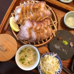 족발카츠 랑 돈카츠의 기본메뉴 안심X등심 섞인 메뉴를 주문했어여 🙆🏻♀️ 족발카츠는 처음 접하는메뉴라 … | Food, Meat, Pork... 