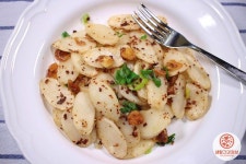 맛좋은 이색떡볶이로 손꼽히는 백종원 ‘알리오올리오 떡볶이’ | Food, Easy meals, Korean food