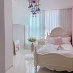 온리원 on Instagram: “⠀ ⠀ 게스트룸 말고 개스트룸! ⠀ ⠀ 집안 다른곳과 달리 세상 퓨어한 이곳은 와플이 전용공간이 됐어요... 