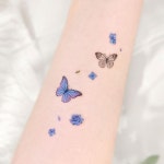 팔레트 ✧ 꽃타투 나비타투 on Instagram: “🦋 팔 하박에 아주 작은 나비와 꽃들을 받아가셨습니다 🤍”