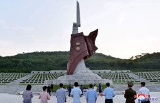위대한 품속에서 영생하는 영웅전사들의 값높은 삶  -조국해방전쟁참전렬사묘에 렬사들의 유해 새로 안치- in 2020 | Statue of... 