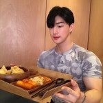 장윤성 di Instagram 오케이 이제부터 분식은 여기닷👻 떡볶이 먹고 싶으면 여기서 한번 드셔보세요 ! 진짜 맛있어요:) . (떡볶이 튈까봐 겉옷... 