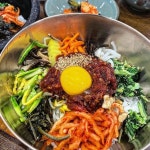 전주의 대표음식으로 거론되지만 호 보다는 불호의 의견이 많아 직접 먹어보고 판단하고자 전주의 비빔밥집을 찾아나섰습니다. . 가족회관... 