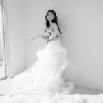 스튜디오 #비비엔다스튜디오 #자연광스튜디오 결혼준비 on Instagram: 자연광의 은은한 빛을 활용하여, 인물이 가장 아름다울 수 있도록 인물의... 