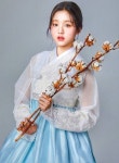 ‘양반집 규수’가 환생한 듯 우월한 ‘한복핏’ 뽐내는 여자 아이돌 6명 | Hanbok, Modern hanbok, Traditional outfits