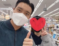 박마덜 & 박마델 on Instagram: “#최시원 #매너짱 다이소에 최시원이 왠일!!!!! 깜짣!!!! 아무도 못알ㅇㅏ보길래 조용히 가서 #사진좀.... 눈이... 