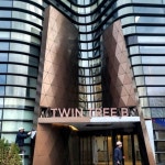 건축외장재 엠비케이(mbk) on Instagram: “광화문 트윈트리B/D 주출입구 조형물 P/J #01 Design : 은민에스앤디 #엠비케이#스틸비#3d외벽공사... 