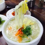 서대문구 연희동의 연희동칼국수. 두 가지의 단출한 메뉴뿐이지만, 식사시간에 관계없이 언제나 바글거린다고 한다. 시골 육수의 진한... 