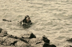 2008년 여름 김녕쪽에 한 바닷가에서... 거친숨을 몰아쉬는 해녀의 숨비소리에 그곳으로 고개를 돌려 한참동안 눈을 떼지 못했다. 저... 