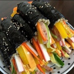 엄마가 또 만들어주신 #꼬마김밥 며칠 전에 제가 너무 잘먹었나 또 해주셨어요 이번엔 치즈도 넣고 보리밥으로! 보리밥으로 하면... 