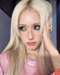 Pin page Somi♡에 있는 m★★n🍓🌙님의 핀 | 긴 머리 헤어스타일, 한국식 헤어, 전 소미
