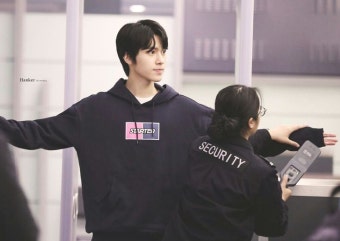 手藏在袖子里也好可爱  #WayV #WeiShenV #威神V  #헨드리 #HENDERY #黄冠亨 | Nct
