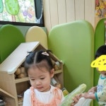 Pin page 소영 / 엔디어 on Instagram: "어린이집에서 마트 놀이 제대로 즐기고 온 주하 ㅋㅋ 아침에 등원할 때 돈 쥐어주면서 오이 사와~ 🥒... 