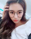 통해 두 장의 사진을 게재했다.공개된 사진 속 보라는 어플을 사용해 안경을 낀 모습을 연출하고 있다. 도자기같은 피(이미지 포함) | 사진