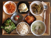 재래식 김,키위드레싱 샐러드, 김치와 현미밥이 준비되어 있어요.오늘은 자연이 주는 만병 통치약 피토케미컬이 듬뿍인 밥상입… | 양배추, 샐러드