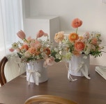 오르브아플라워 | 신금호꽃집 금호역꽃집 on Instagram: “오늘은 코랄 파티 🧡” | Decor, Table decorations, Home decor