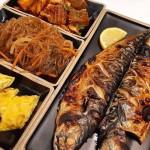 Instagram의 nyamdol님: “다양한 찬들과 함께 맛보는 싱싱한 고등어구이 🐟 레몬을 뿌려먹으면 더욱 담백하게 먹을 수 있었어요! 화덕에서... 