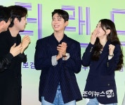 [포토]원더랜드 박보검·수지, 화기애애 분위기 [포토]원더랜드 박보검&middot;수지, 화기애애 분위기 | 수지, 영화, 금융