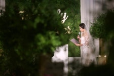 Pin page 포시즌스호텔 누리볼룸 웨딩. 버진로드를 따라서 셋팅된 퍼플&그린 컬러의 플라워장식.