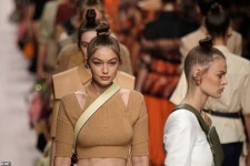 더쿠 - 오늘자 MFW 펜디 패션쇼에서 지지 하디드, 벨라 하디드, 켄달 제너, 카이아 거버.jpg Gigi hadid, Fashion week photos, Hadid